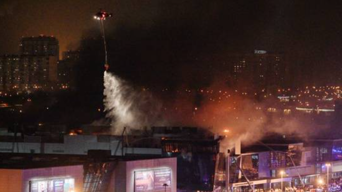 Trực thăng xả nước xuống tòa nhà để dập lửa. (Ảnh: RT)