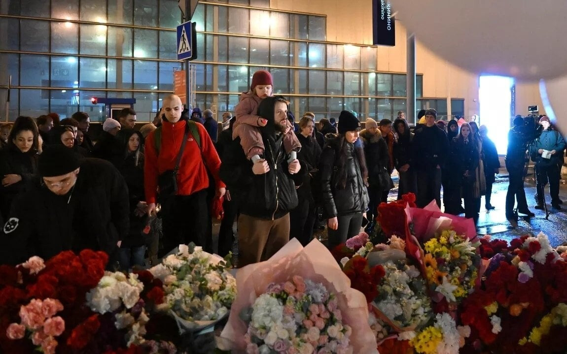 Người dân tại một nơi tưởng niệm tự phát gần trung tâm Crocus gần Moskva dành cho các nạn nhân của vụ tấn công khủng bố. (Ảnh: Ria Novosti)