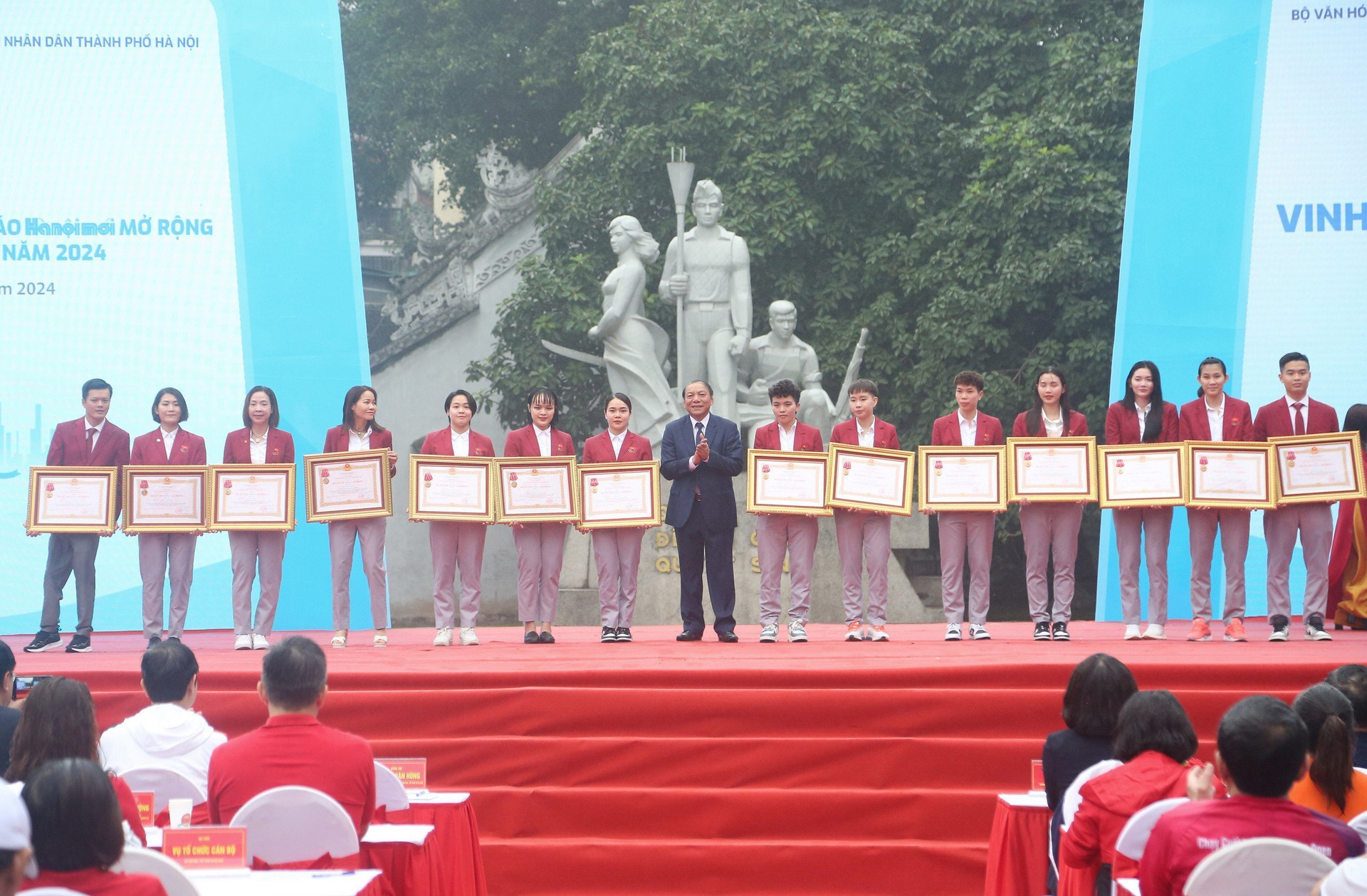 Bộ trưởng Nguyễn Văn Hùng trao tặng Huân chương Lao động cho các VĐV và HLV.
