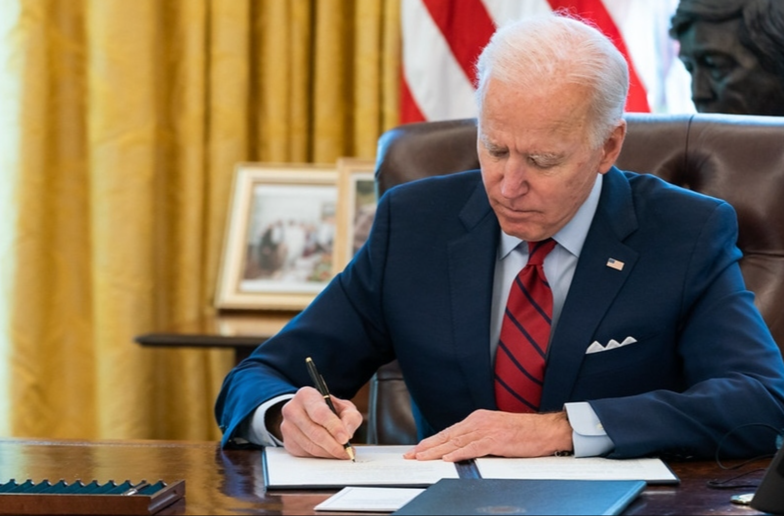 Tổng thống Mỹ Joe Biden đã ký thông qua dư luật chi tiêu mới trị giá 1.200 tỷ USD vào hôm 23/3. (Ảnh: Nhà Trắng)
