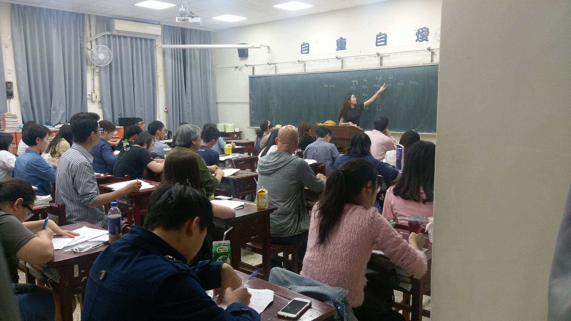 Tiết học của cô Nguyễn Thu Hằng tại một trung tâm ngôn ngữ ở Đài Bắc, Đài Loan.
