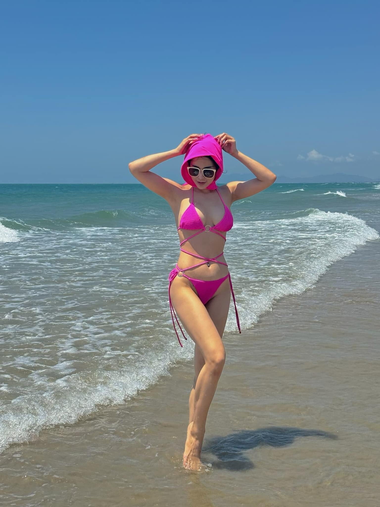 Diệp Lâm Anh khoe đường cong nóng bỏng với bikini.