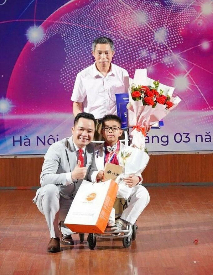 Thí sinh Nguyễn Minh Dũng, sinh năm 2014 bị liệt hai chân đã chinh phục ban giám khảo và giành giải tại Cuộc thi piano mở rộng toàn quốc.