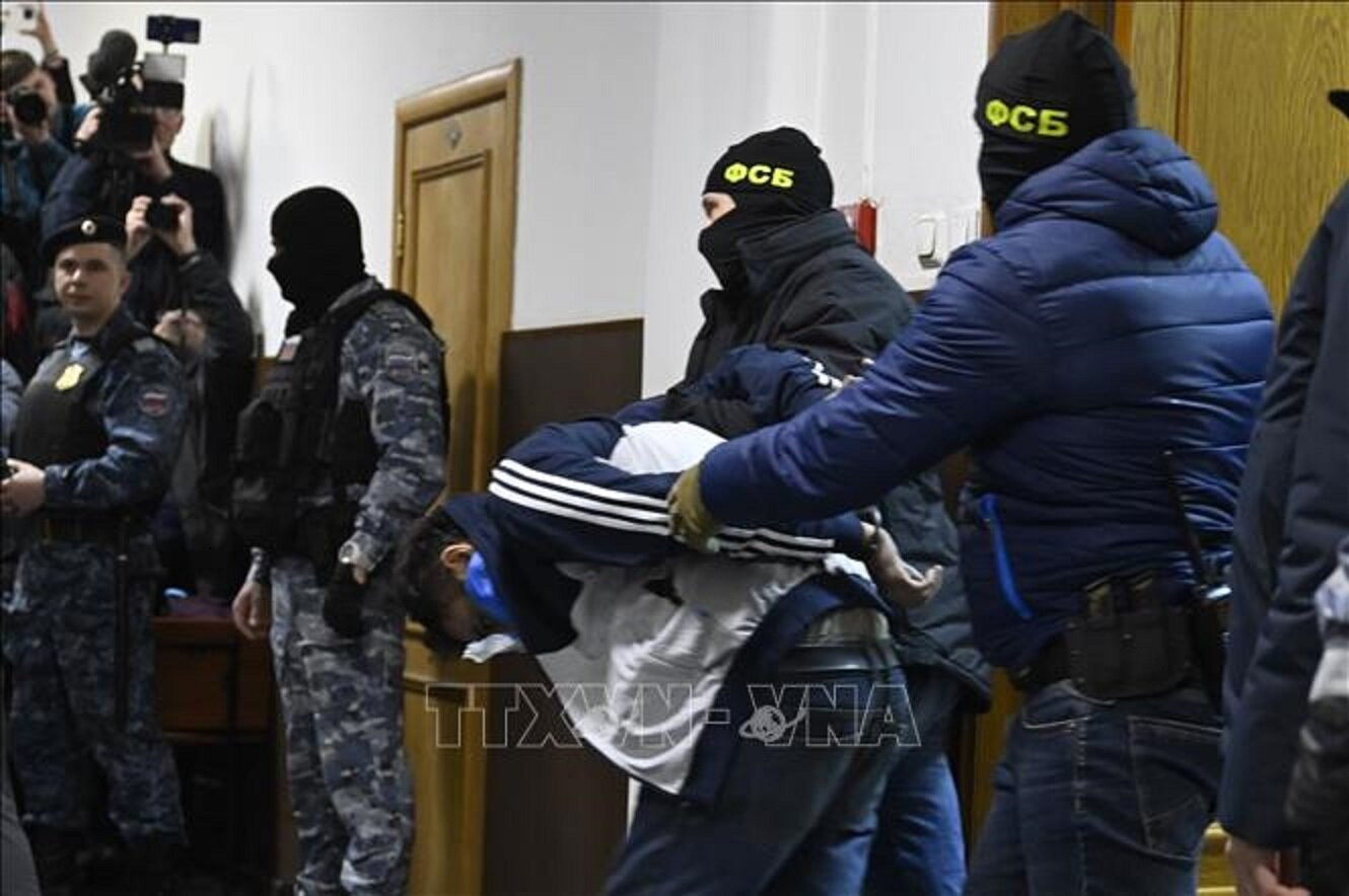 Cảnh sát Nga áp giải nghi phạm vụ tấn công trung tâm thương mại Crocus City Hall tới phiên xét xử tại Tòa án quận Basmanny ở Moskva, ngày 24/3/2024. (Ảnh: AA/TTXVN)
