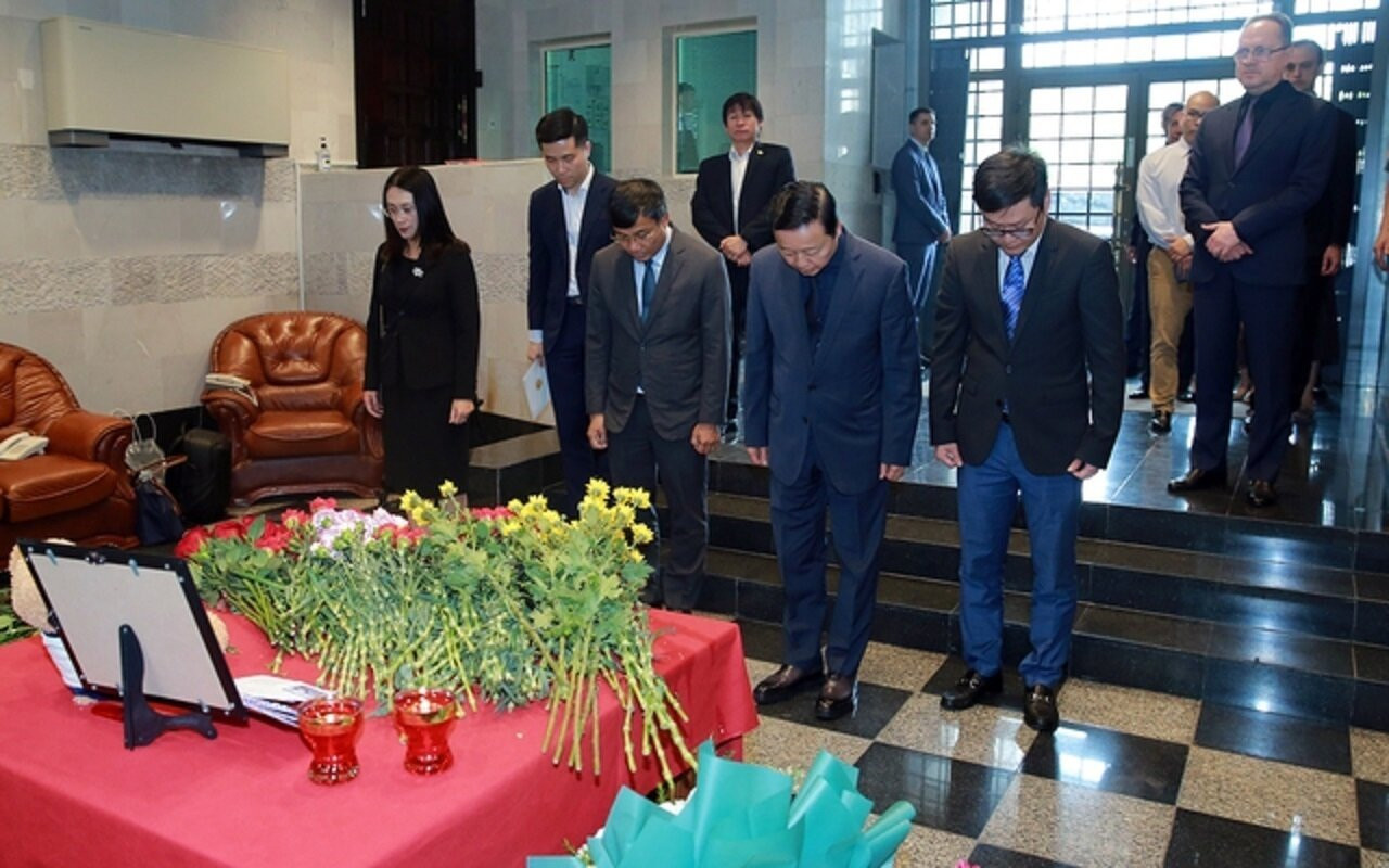 Phó Thủ tướng Trần Hồng Hà dành phút tưởng niệm các nạn nhân trong vụ tấn công khủng bố xảy ra tại Trung tâm thương mại Crocus City Hall, tỉnh Moskva, Liên bang Nga. (Ảnh: VGP/Minh Khôi)
