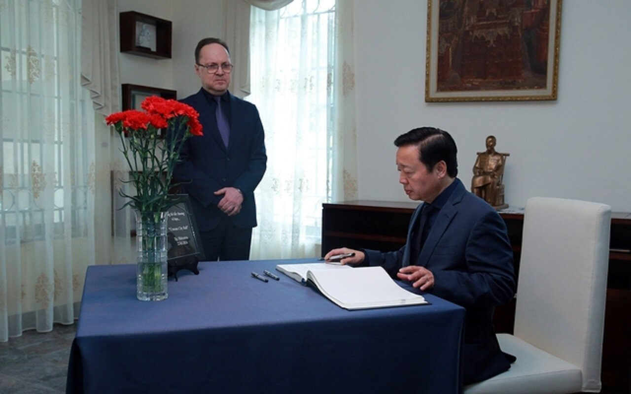 Phó Thủ tướng Trần Hồng Hà ghi sổ tang tại Đại sứ quán Nga tại Việt Nam. (Ảnh: VGP/Minh Khôi)