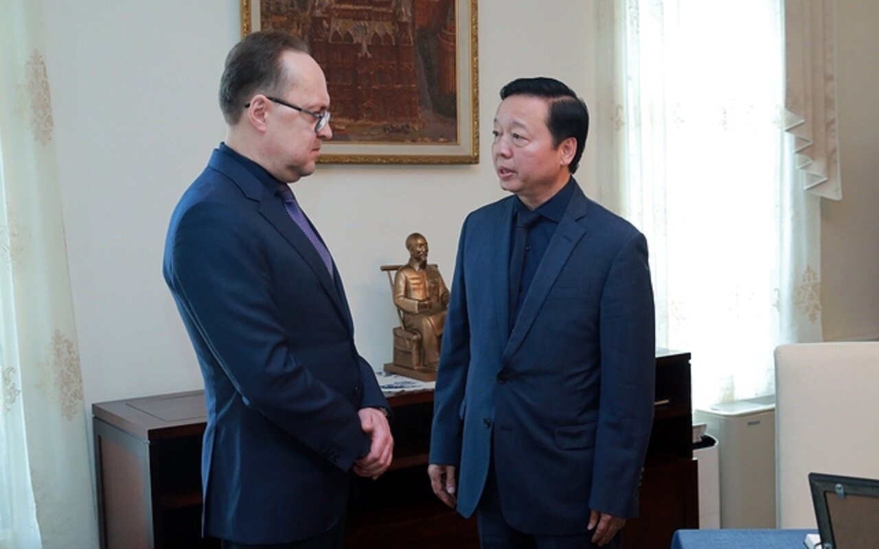 Phó Thủ tướng chia buồn cùng Đại sứ Liên bang Nga tại Việt Nam. (Ảnh: VGP/Minh Khôi)