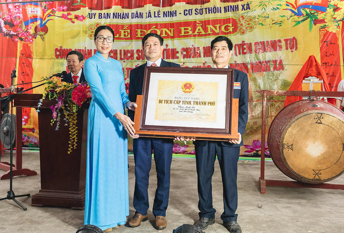 Xã Lê Ninh đón nhận bằng xếp hạng di tích cấp tỉnh.