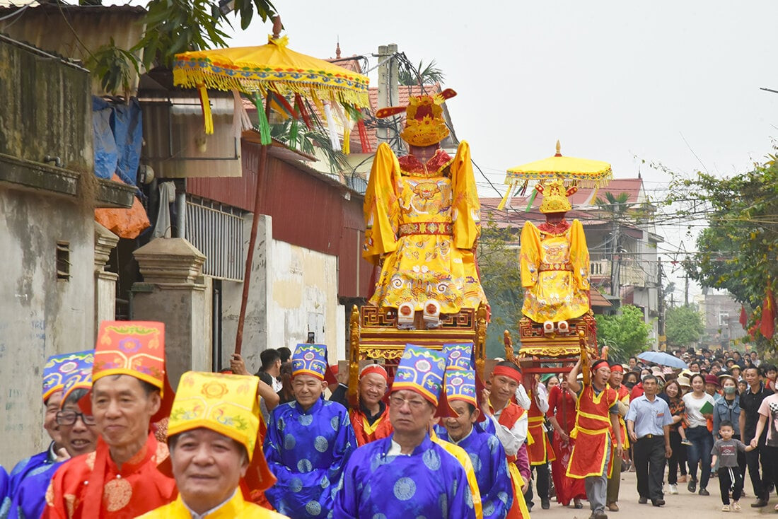 Hằng năm, vào dịp từ 14-17/2 Âm lịch, người dân Ninh Xá lại nô nức tổ chức lễ hội truyền thống tưởng nhớ Bố Cái Đại vương Phùng Hưng và Ngô vương Ngô Quyền.