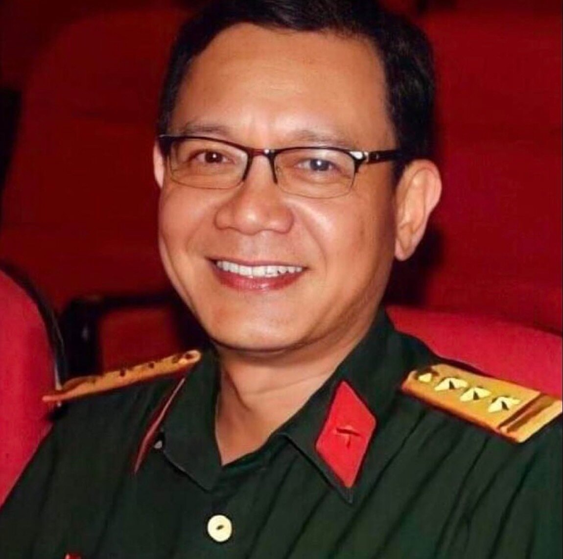 Anh hiện mang quân hàm Đại tá.