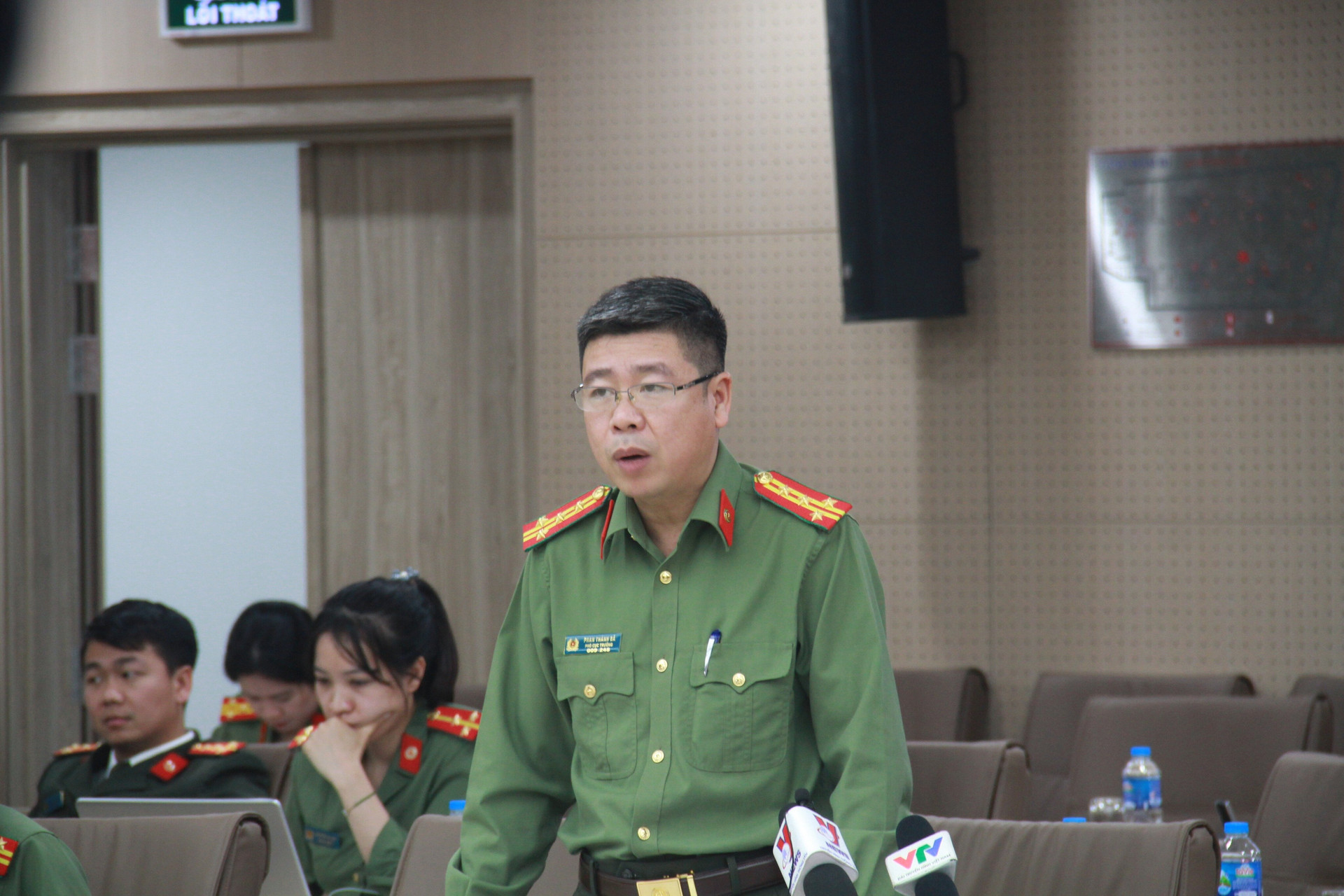 Đại tá Phan Thành Bá thông tin tại họp báo.