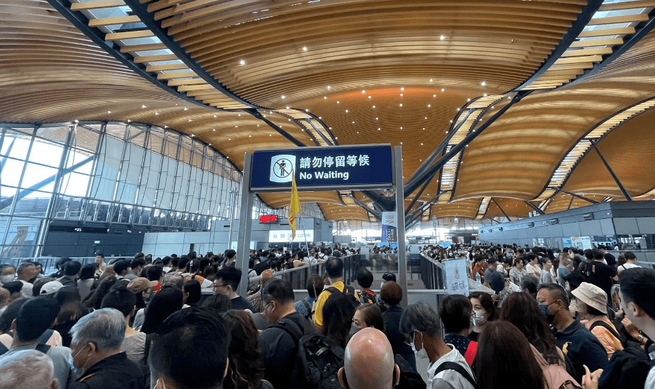 Dòng người chen chúc tại ga Tây Cửu Long ở Hong Kong để bắt tàu cao tốc qua Trung Quốc đại lục. (Ảnh: Sohu)