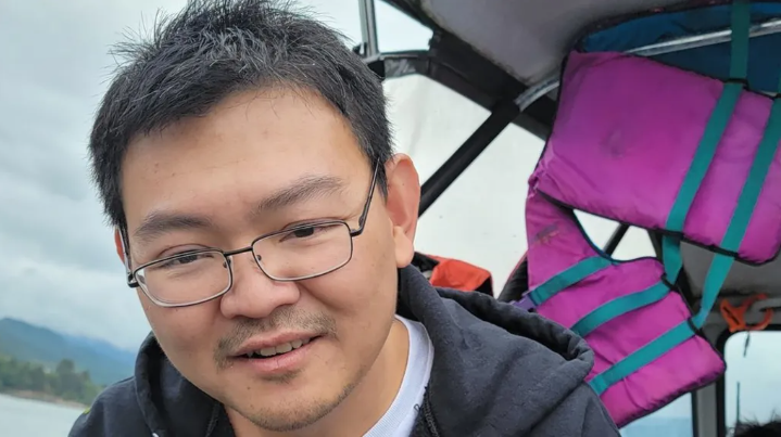 Anh Cuong Tran, một trong những hành khách có mặt trên chuyến bay gặp sự cố bung cửa của Alaska Airlines. (Ảnh: BBC)