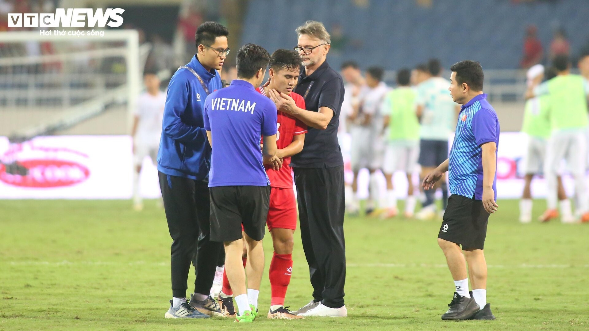 99 phút HLV Troussier 'hoá tượng đá' nhìn tuyển Việt Nam thua thảm Indonesia - 11