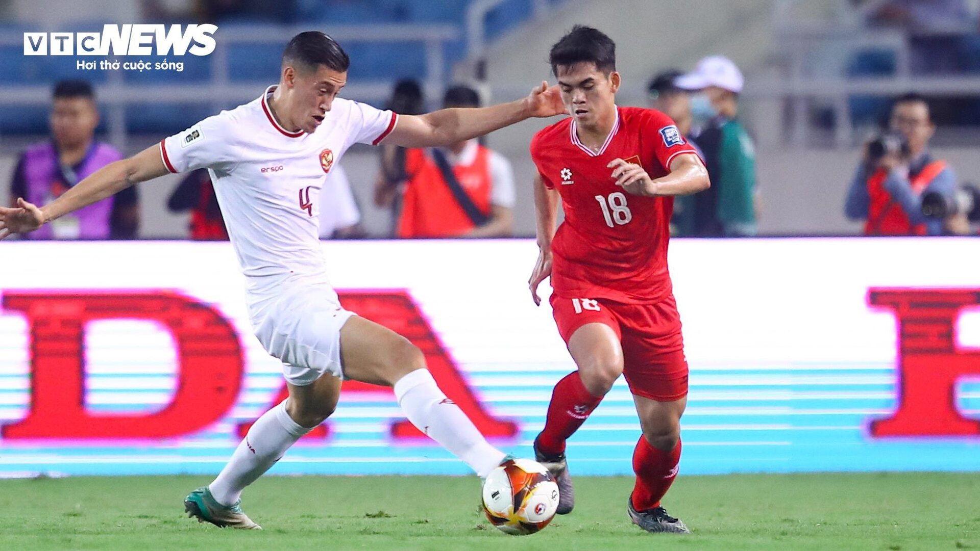 99 phút HLV Troussier 'hoá tượng đá' nhìn tuyển Việt Nam thua thảm Indonesia - 8