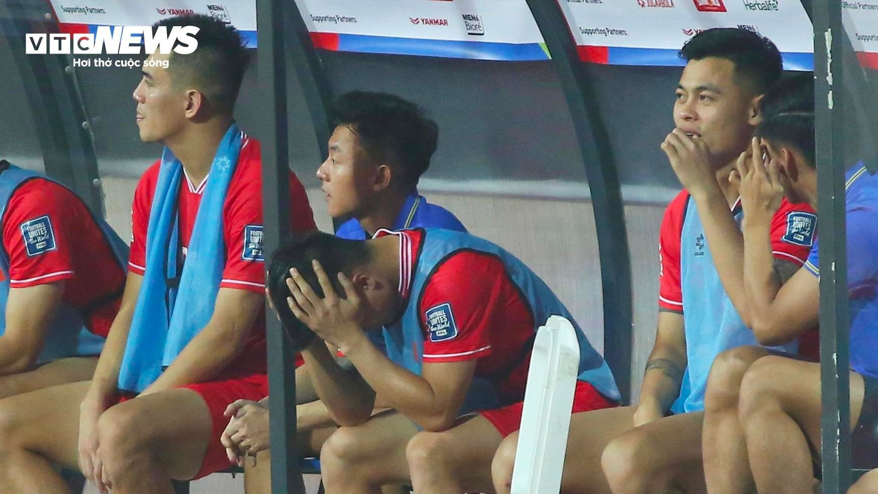99 phút HLV Troussier 'hoá tượng đá' nhìn tuyển Việt Nam thua thảm Indonesia - 10