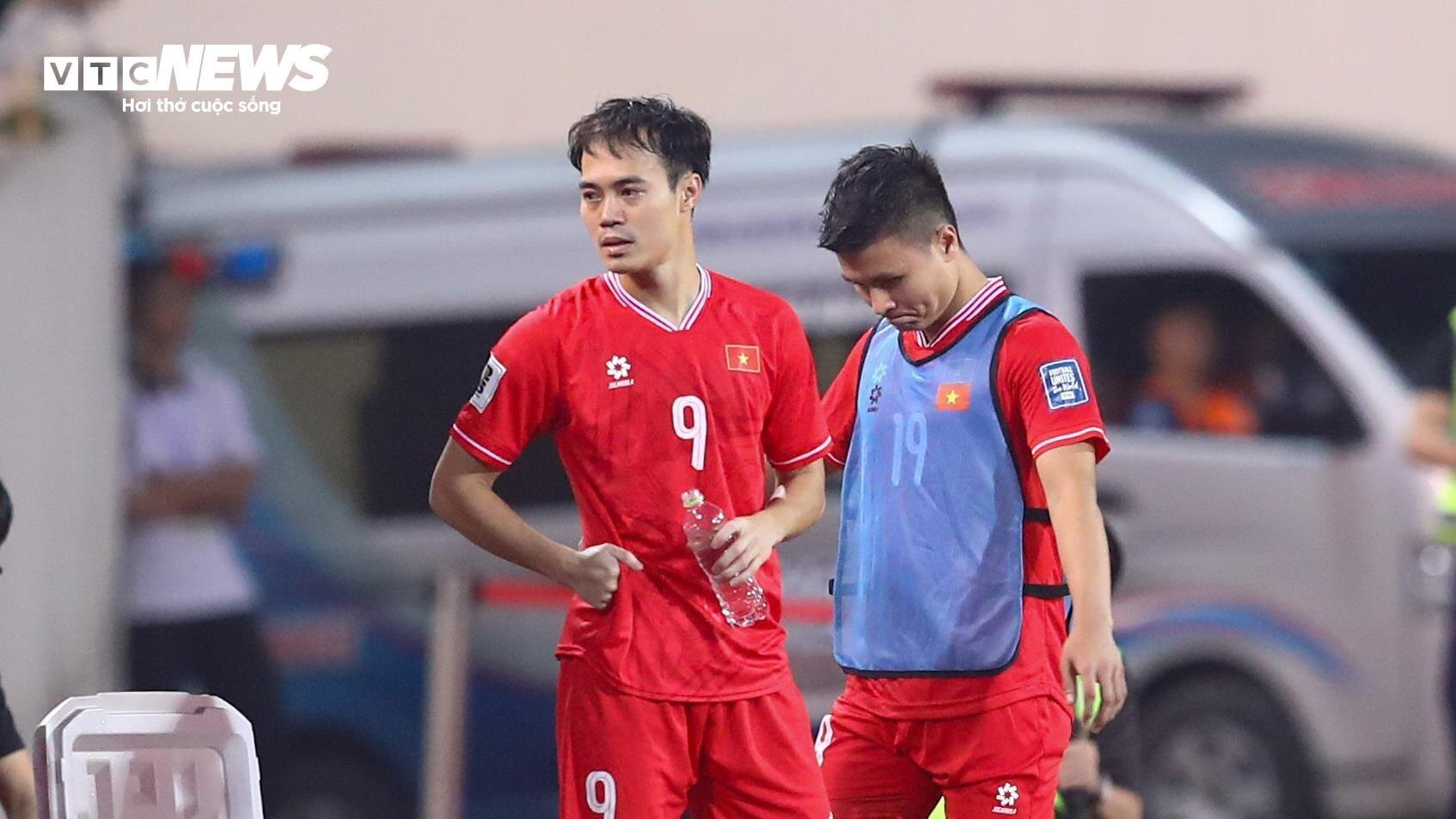 99 phút HLV Troussier 'hoá tượng đá' nhìn tuyển Việt Nam thua thảm Indonesia - 9