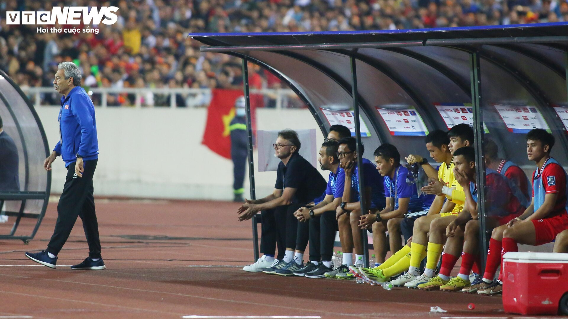 99 phút HLV Troussier 'hoá tượng đá' nhìn tuyển Việt Nam thua thảm Indonesia - 7