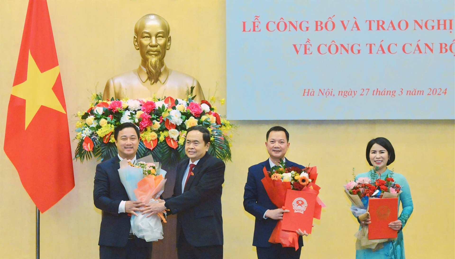 Phó Chủ tịch Thường trực Quốc hội Trần Thanh Mẫn tặng hoa chúc mừng ba cán bộ vừa được bổ nhiệm, phê chuẩn. (Ảnh: Hồ Long)