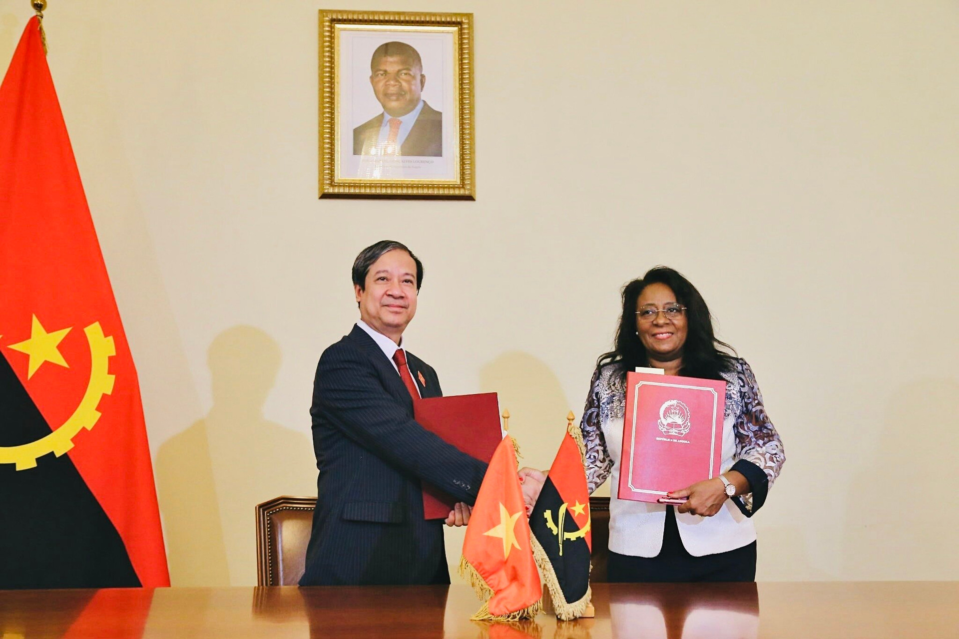 Bộ trưởng Nguyễn Kim Sơn và Bộ trưởng Maria do Rosário Bragança trao đổi Biên bản Kỳ họp.