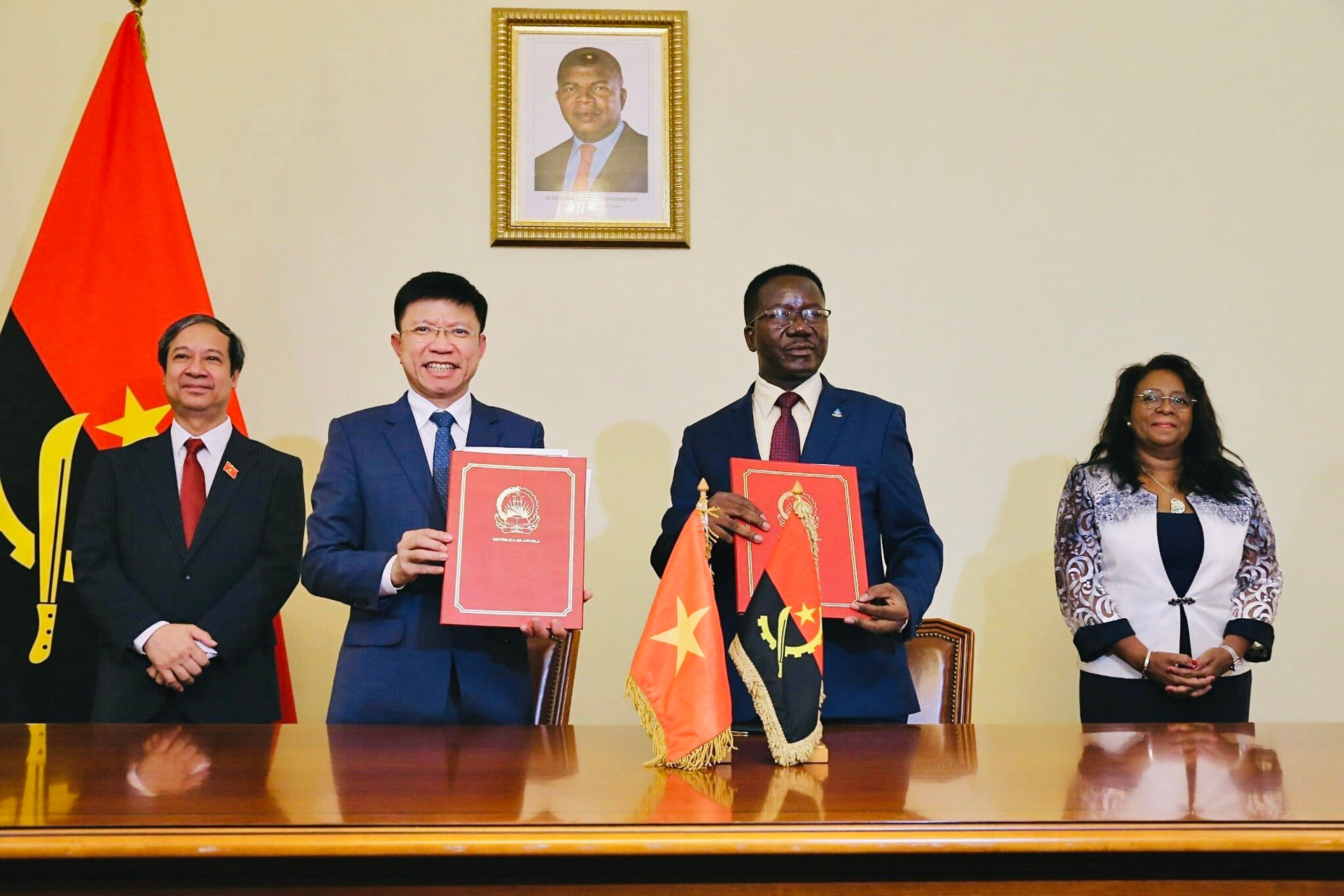 Hai Bộ trưởng chứng kiến lễ ký thỏa thuận hợp tác giữa trường Đại học Khoa học xã hội và Nhân văn Hà Nội với trường Đại học Agostinho Neto.