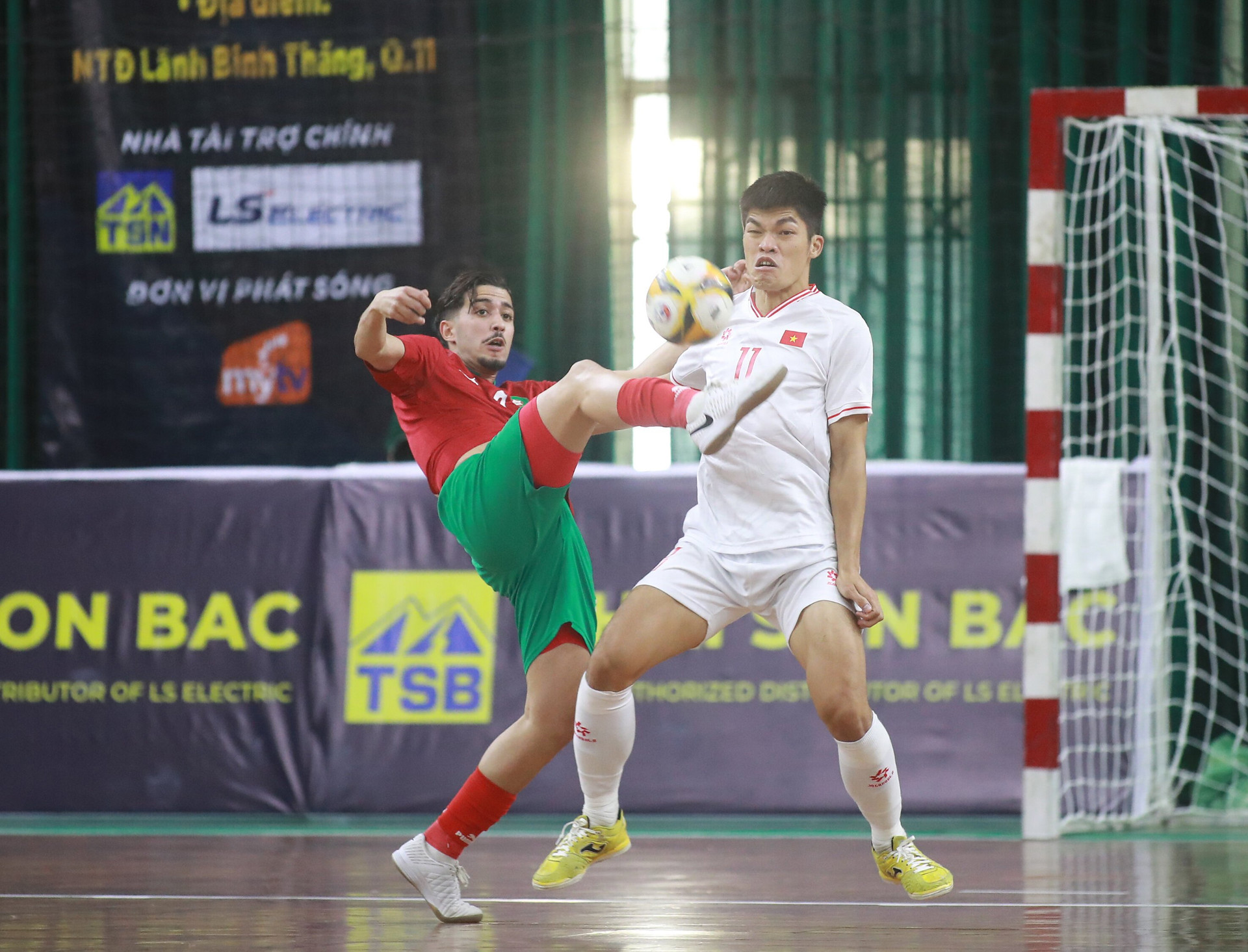 Đội tuyển Việt Nam (áo trắng) hòa Maroc 3-3.