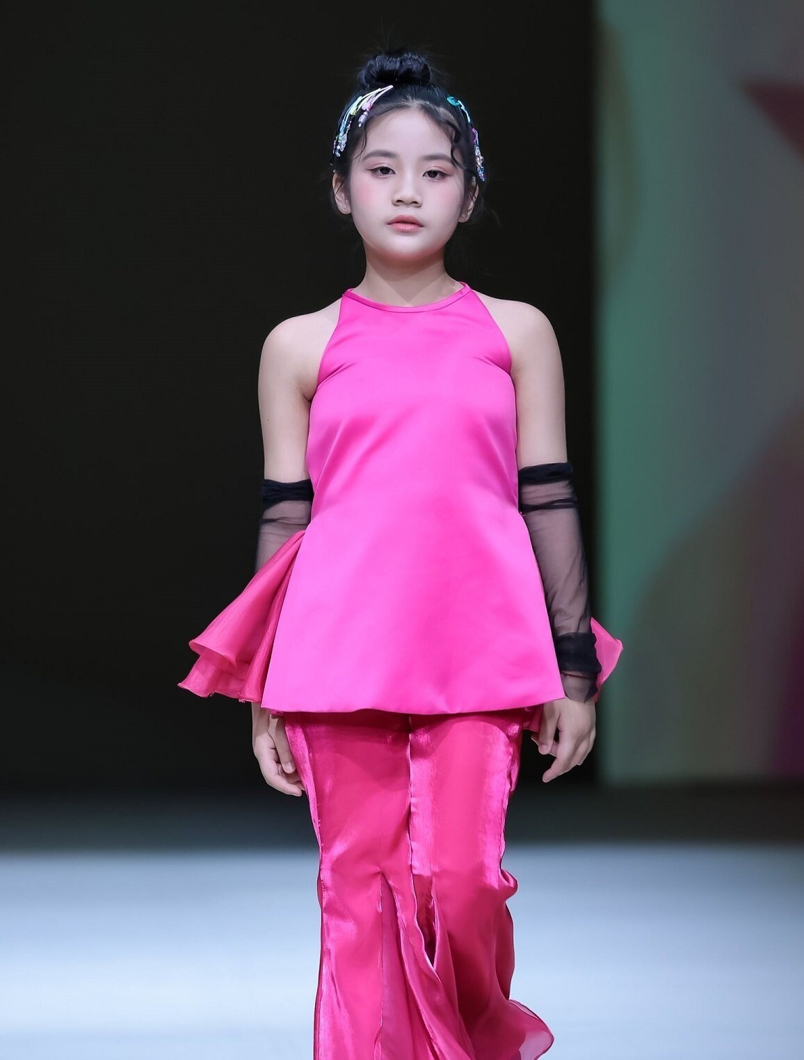 Mới đây, 10 mẫu nhí Việt Nam đã trình diễn tại Tuần lễ thời trang Thượng Hải (Shanghai Fashion Week AW24 KIDSWEAR). Các người mẫu nhí đã trình diễn 4 bộ sưu tập thời trang mang tên: 12 Mùa Hoa - Flower Fairies, Ả Đào Thị - Mademoiselle A Dao, BST Nàng thơ, BST Dạ Đàm 2024.