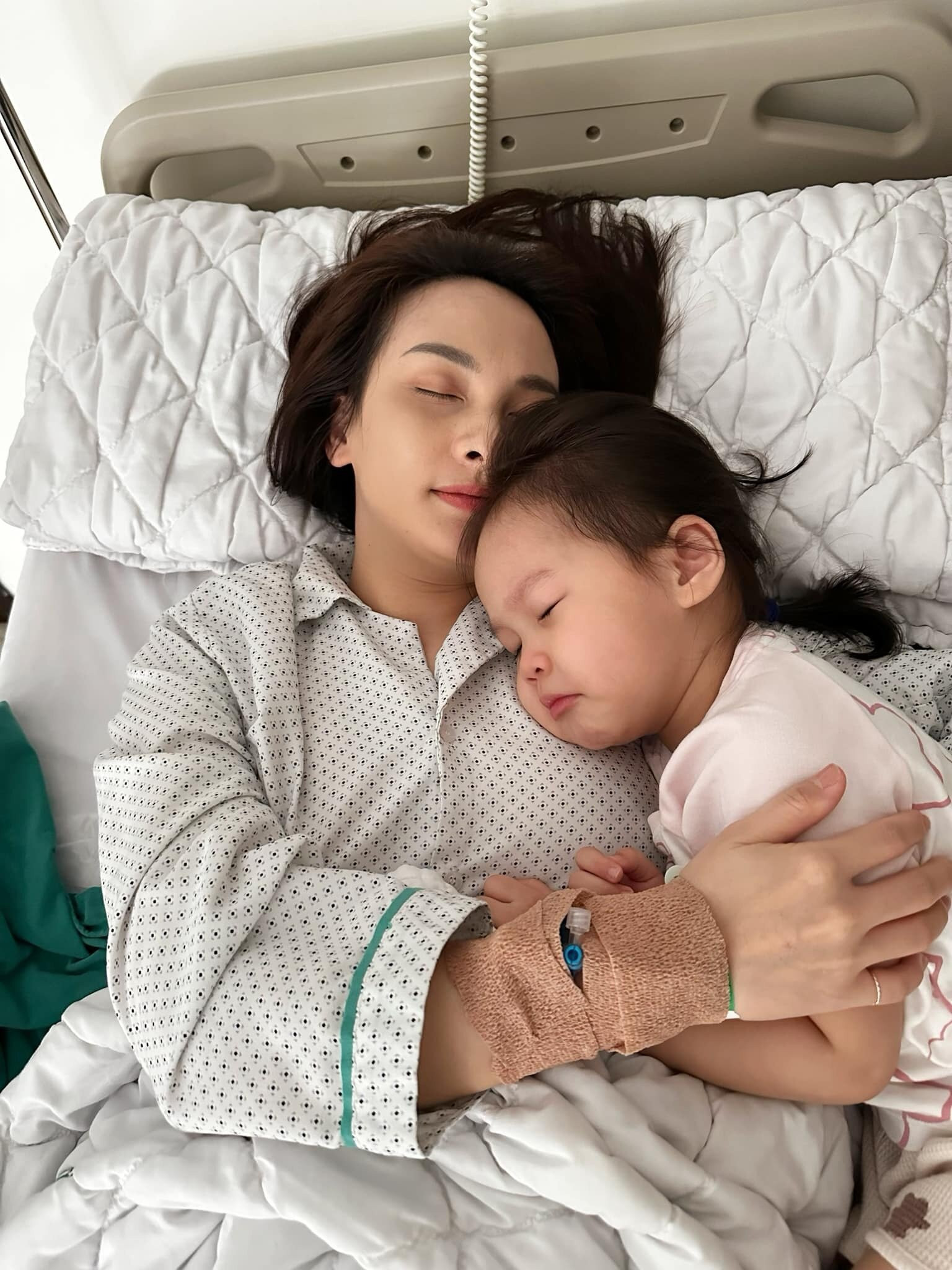 Con gái Bảo Thanh khóc mếu máo vì thương mẹ ốm nằm viện.