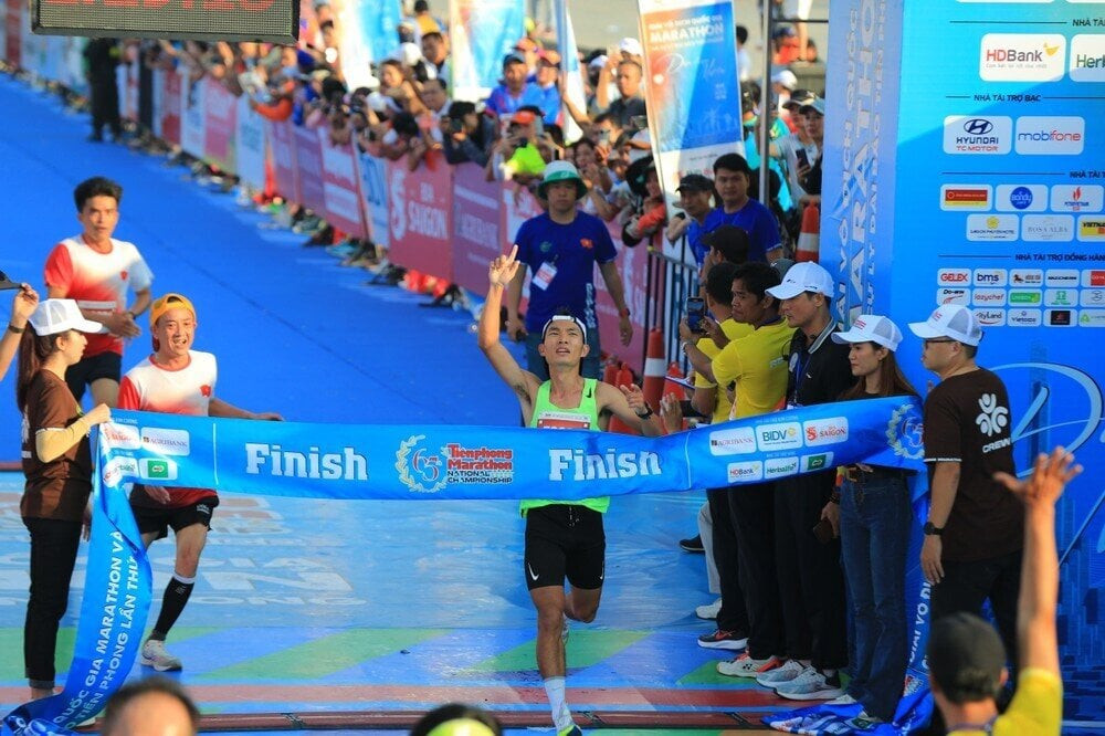 Hoàng Nguyên Thanh lần thứ 5 liên tiếp vô địch Tiền Phong Marathon.