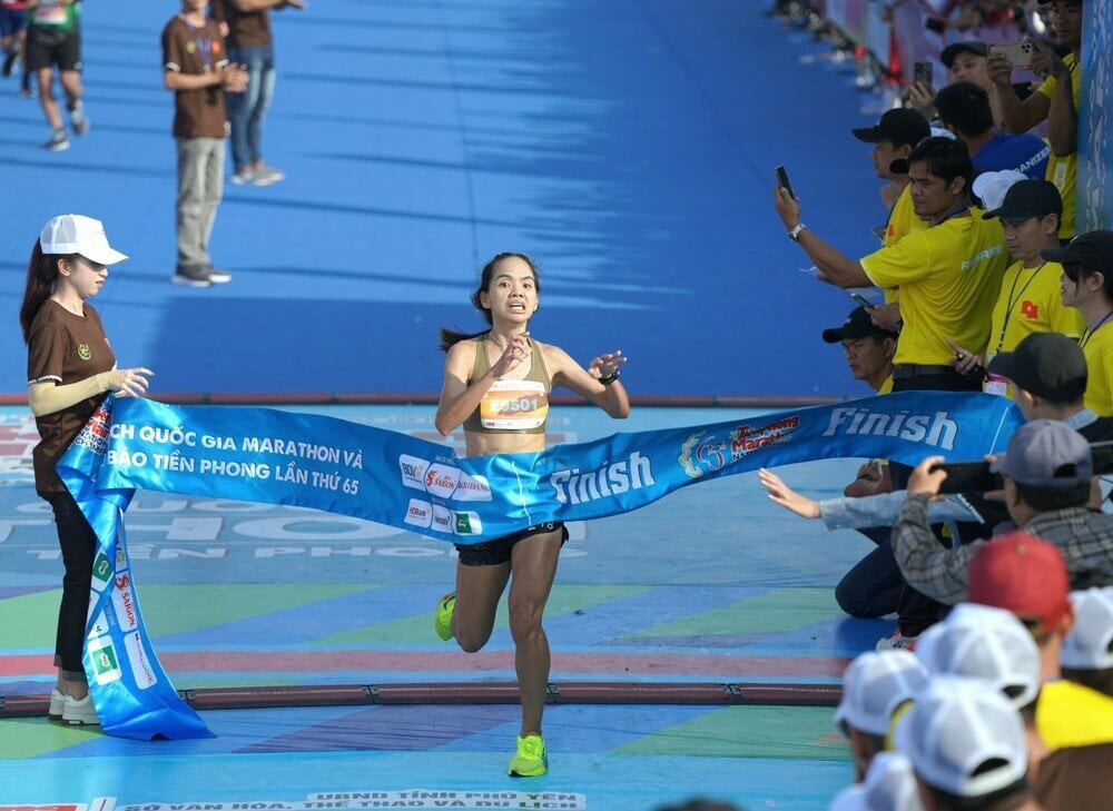 Hoàng Thị Ngọc Hoa đánh bại Lê Thị Tuyết ở nội dung nữ marathon.