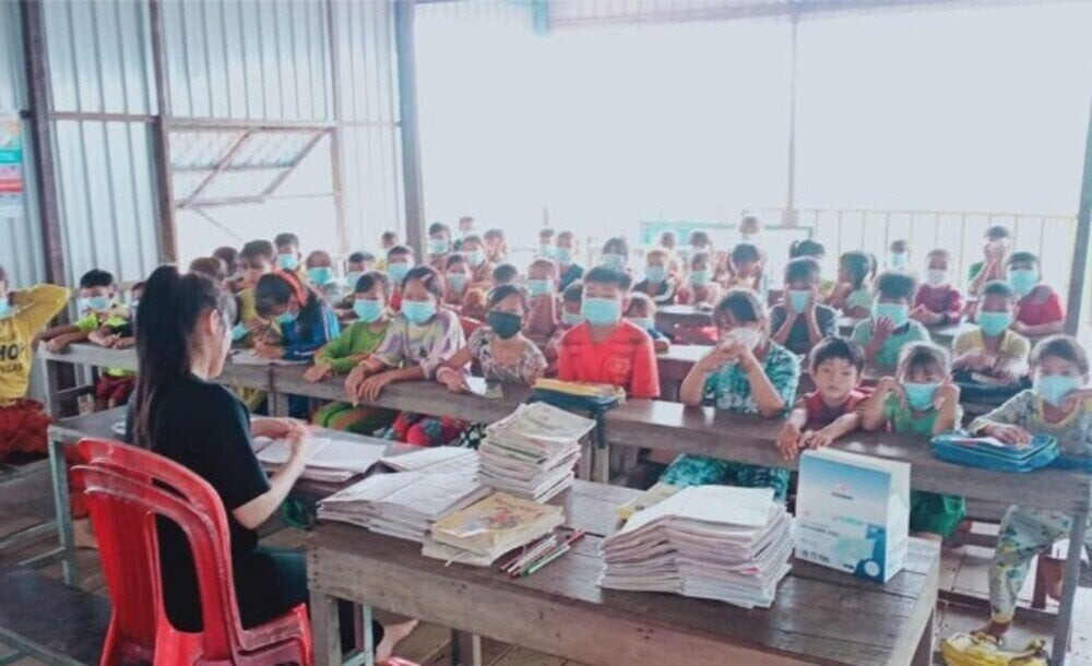 Các em học sinh thuộc Dự án Nuôi em tại Campuchia.