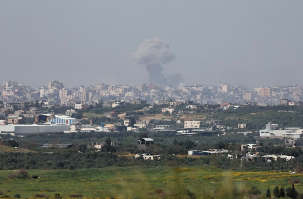 Khói bốc lên tại Gaza hôm 27/3 trong bối cảnh xung đột giữa Israel-Hamas vẫn đang tiếp diễn. (Ảnh: Reuters)