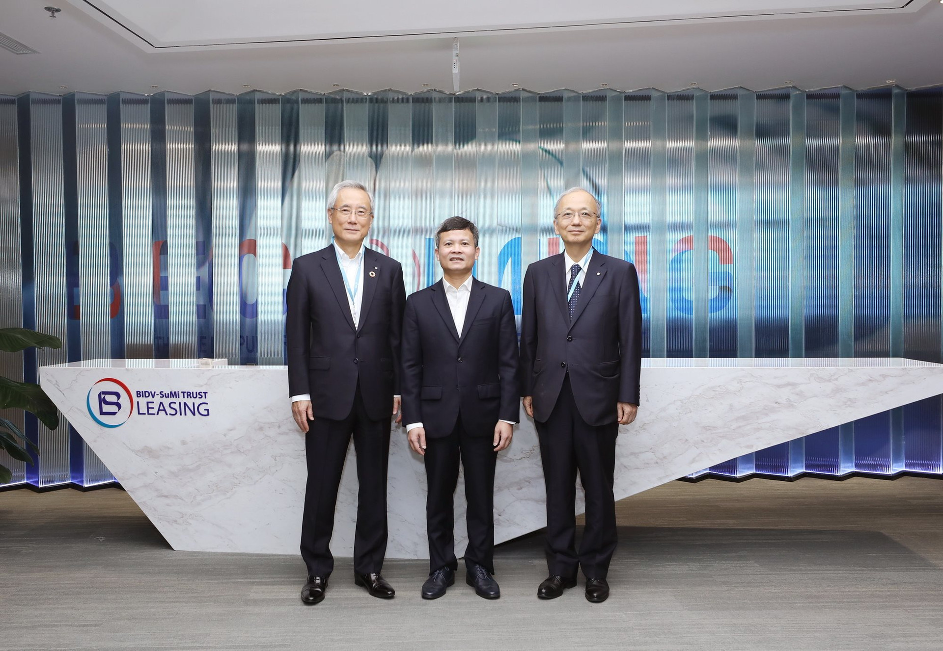 anh-02-ceo-with-sumi-trust-holding-representatives.jpg