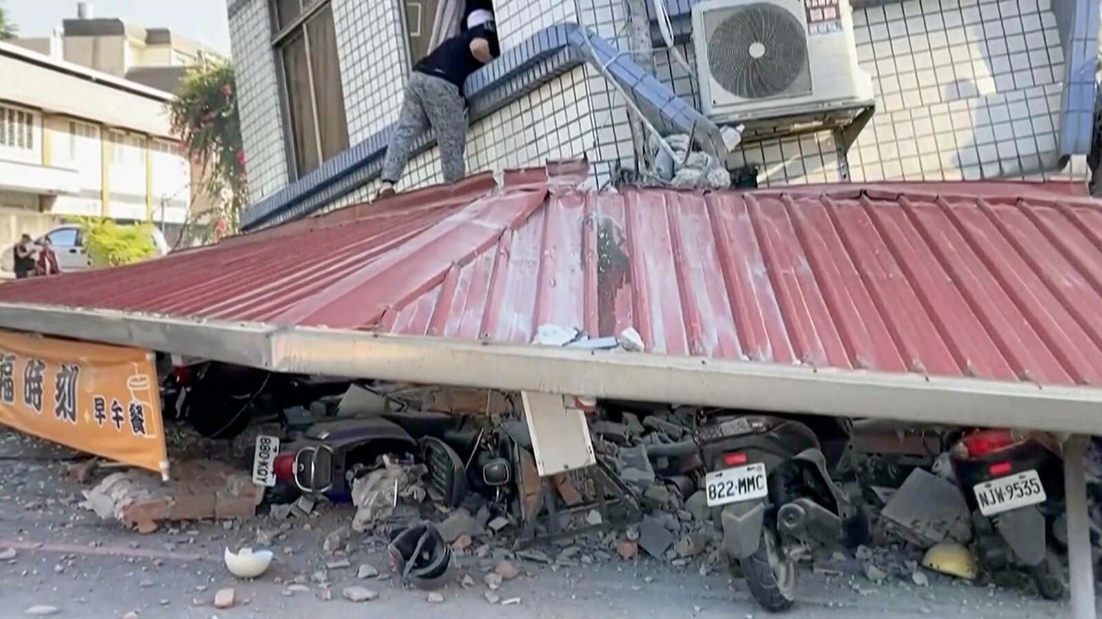 Nhà cửa rung lắc dữ dội, đường sụt lún do động đất tại Đài Loan  - 1