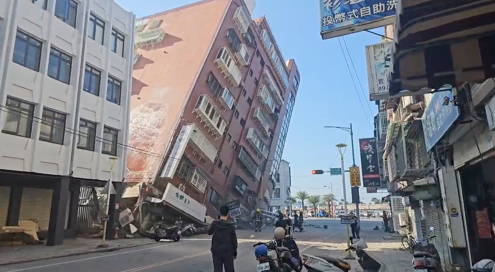 Nhà cửa rung lắc dữ dội, đường sụt lún do động đất tại Đài Loan  - 3