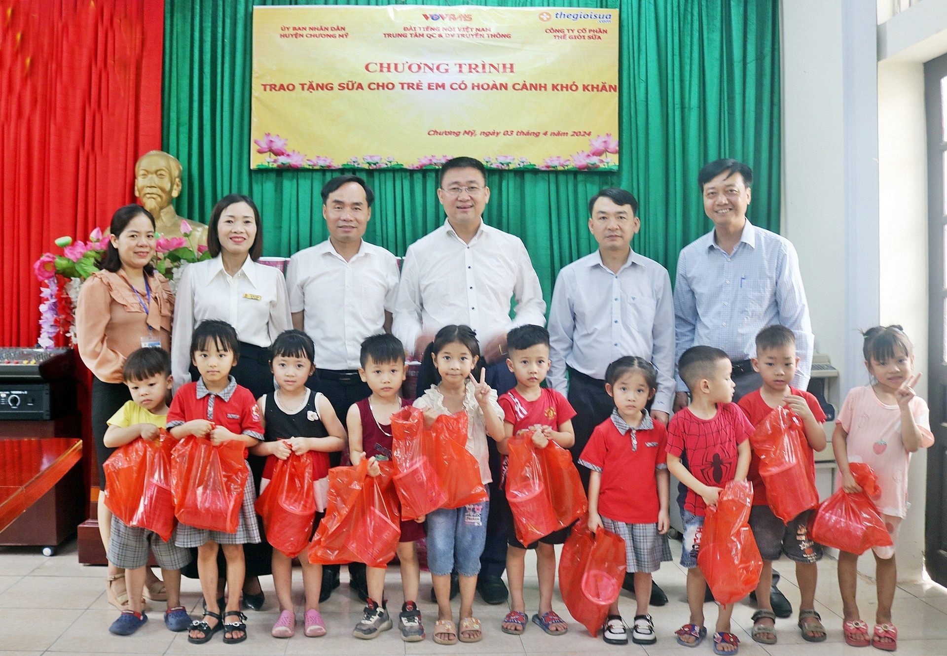 Ông Đào Văn Thạnh, Phó Giám đốc VOV AMS trao quà tặng từ Nhà tài trợ Thế Giới Sữa cho đại diện nhà trường và các cháu mầm non xã Trần Phú, huyện Chương Mỹ.