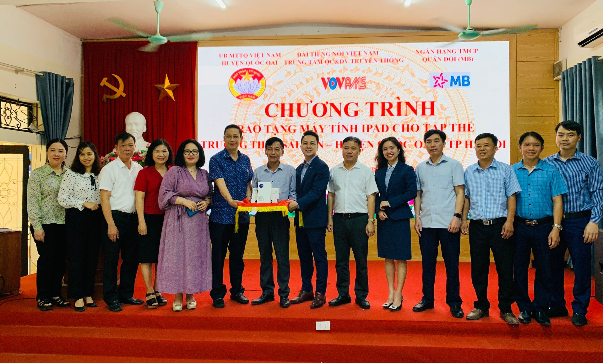 Đại diện VOV AMS và Nhà tài trợ MB Bank, Công ty cổ phần đầu tư Thế giới sữa trao quà tặng cho đại diện các trường tại hai xã Đông Xuân, Phú Mẫn huyện Quốc Oai.