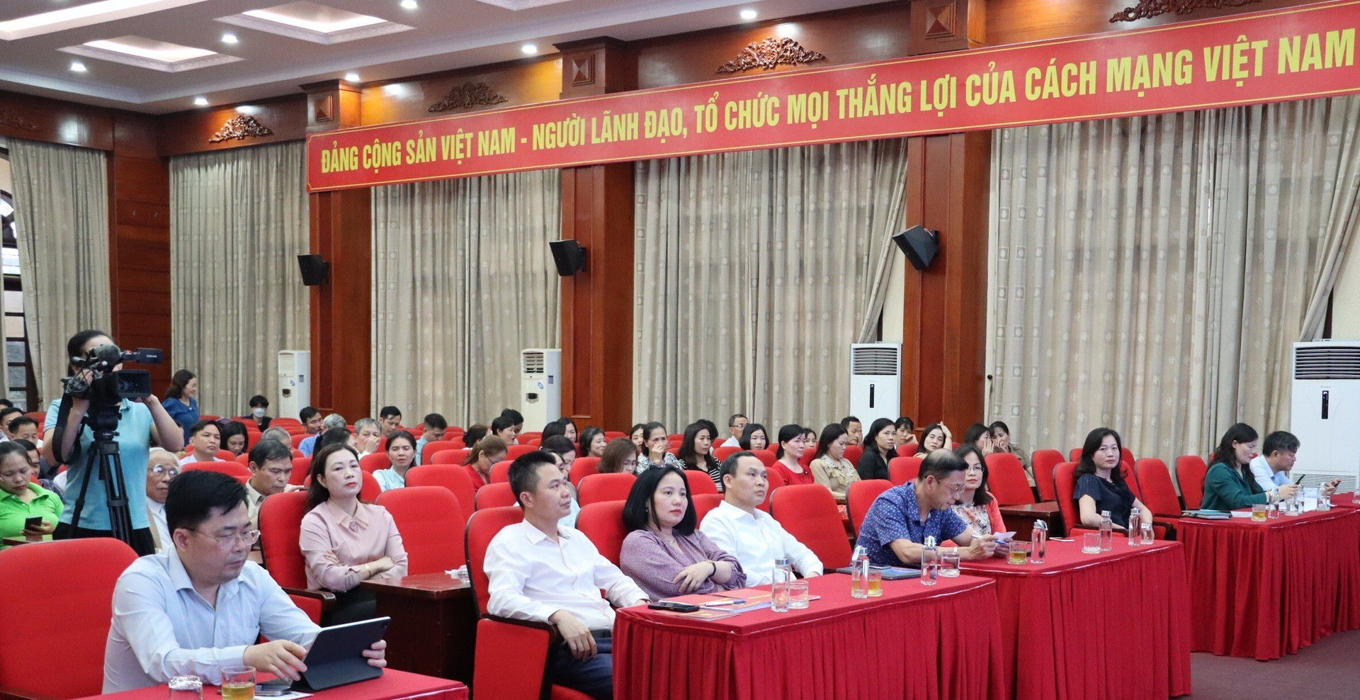 Đoàn công tác tại Hội nghị phát động đợt cao điểm Vì người nghèo và chương trình an sinh xã hội năm 2024 huyện Phú Xuyên.