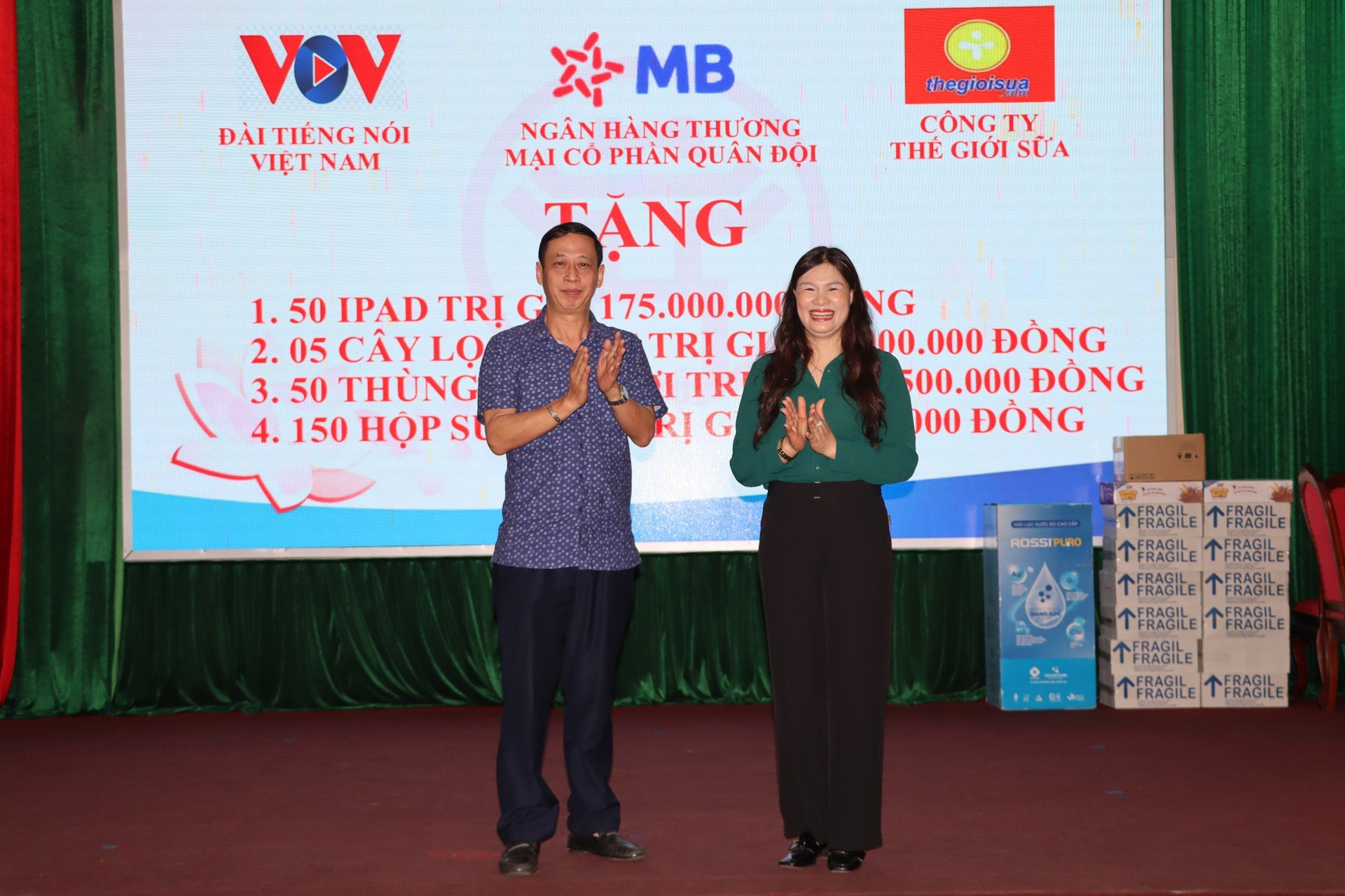 Bà Bùi Thị Ngọc Lan, Thường vụ Huyện ủy, Chủ tịch Ủy ban MTTQ Việt Nam huyện Phú Xuyên tiếp nhận quà tặng của VOV AMS và các nhà tài trợ.