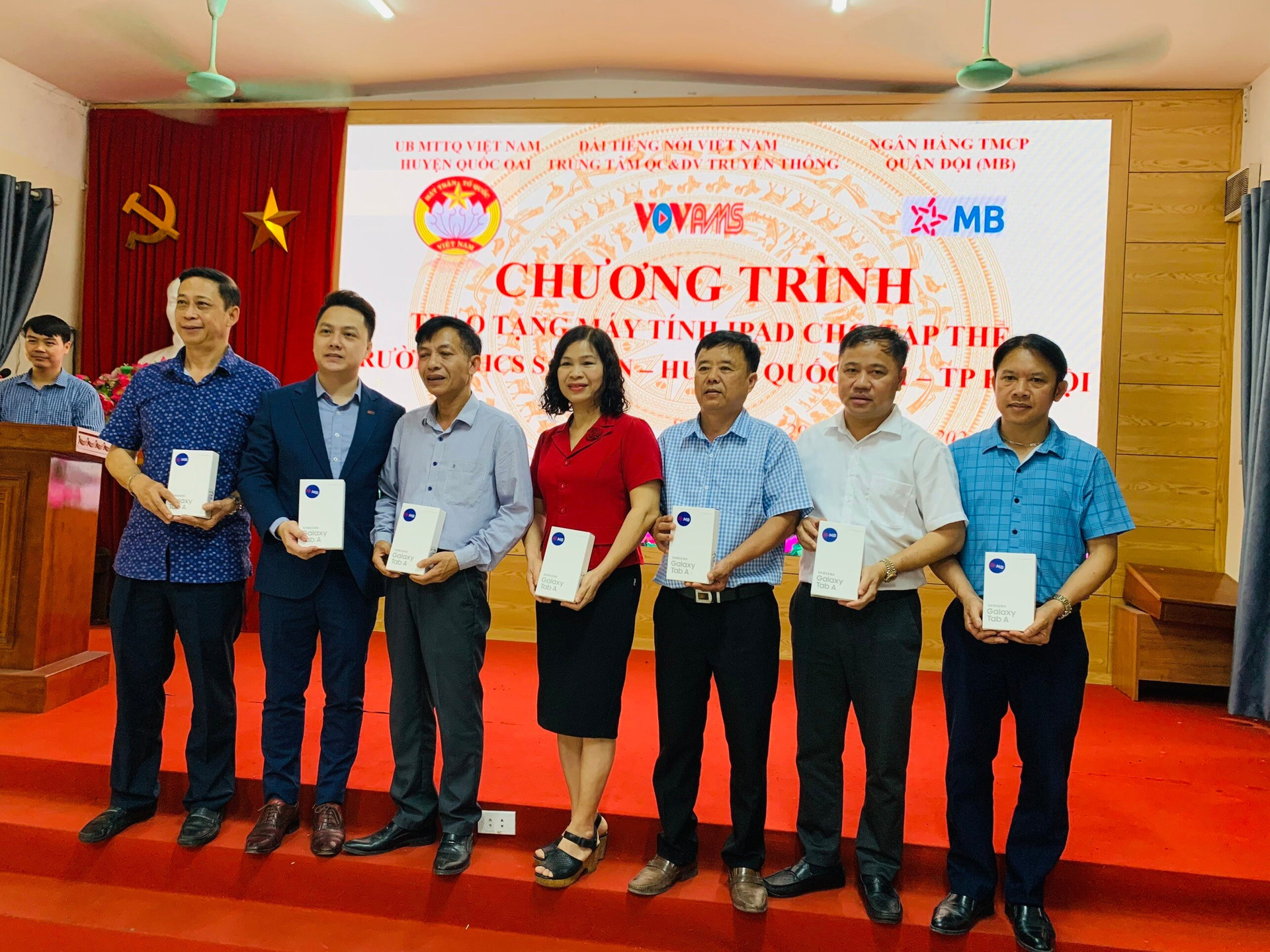 Đoàn công tác trao quà tặng máy tính bảng từ Nhà tài trợ MB Bank cho Trường tiểu học Sài Sơn, Quốc Oai.
