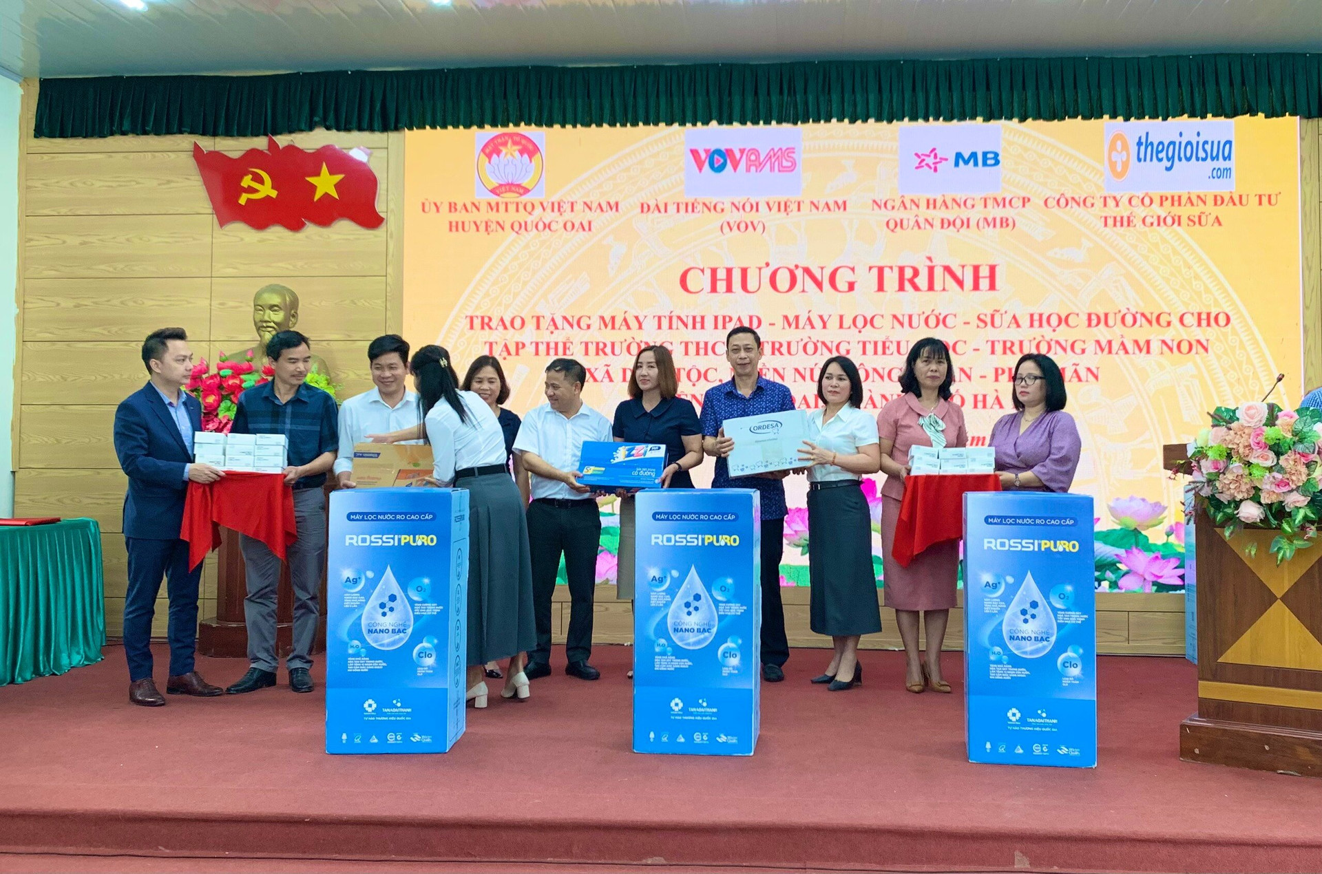 Đoàn công tác của VOV AMS và đại diện Nhà tài trợ trao quà tặng tại huyện Quốc Oai.