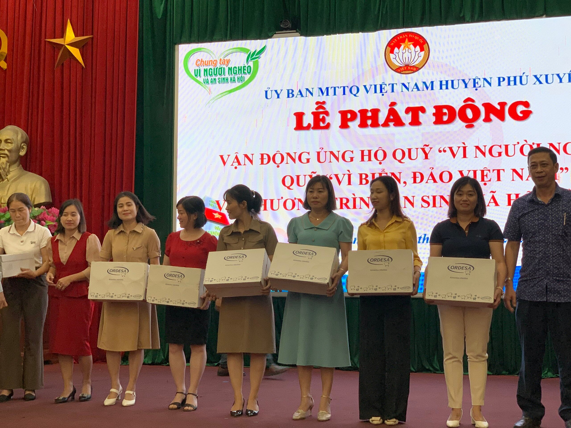 Đại diện VOV AMS trao quà tặng từ nhà tài trợ Công ty cổ phần đầu tư Thế giới sữa tới các trường tiểu học và mầm non khó khăn huyện Phú Xuyên.
