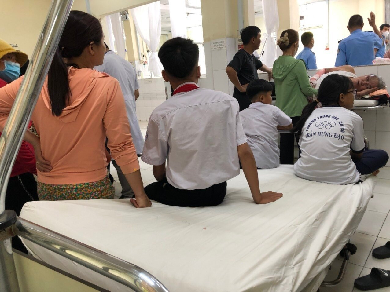Các học sinh đang điều trị tại Bệnh viện Đa khoa tỉnh (Ảnh: HL)