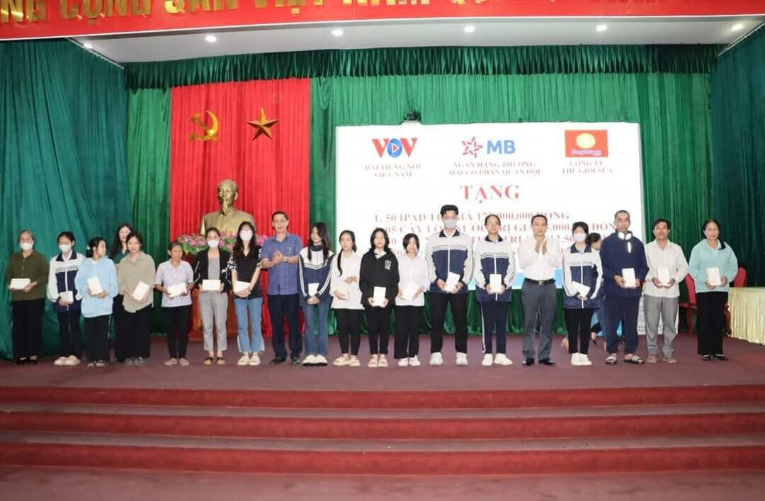 Ông Nguyễn Đức Thọ, Phó Giám đốc VOV AMS trao quà tặng từ Nhà tài trợ MB Bank tới các em học sinh, sinh viên nghèo vượt khó huyện Phú Xuyên.