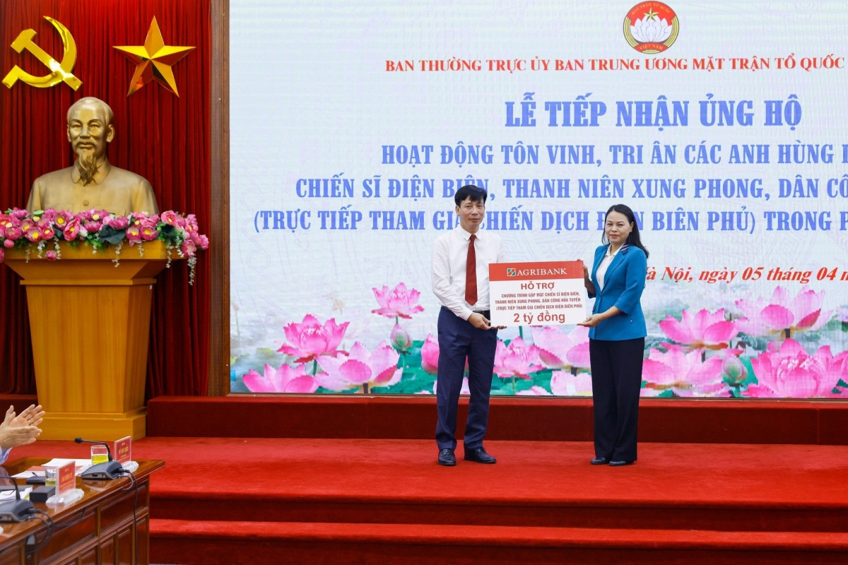 Uy ban trung uong mttq viet nam tiep nhan 22 ty dong ung ho chien si Dien bien hinh anh 2