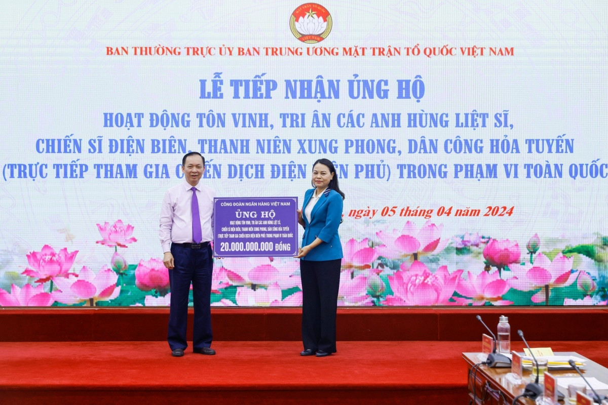 Uy ban trung uong mttq viet nam tiep nhan 22 ty dong ung ho chien si Dien bien hinh anh 1