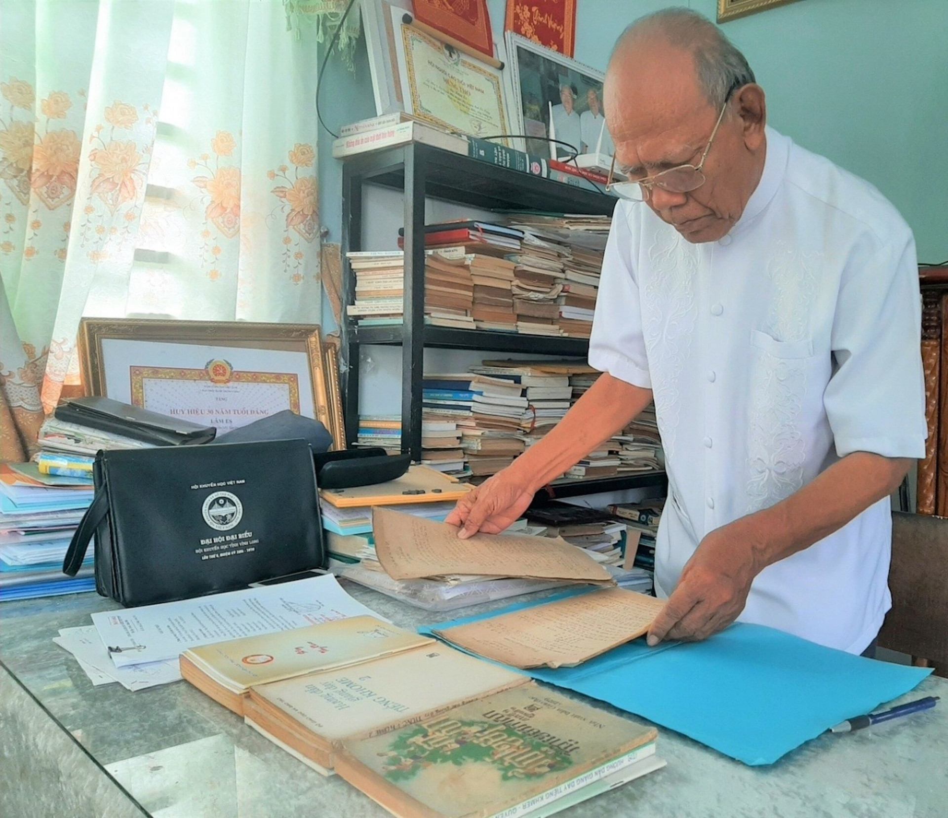 Thầy Lâm És soạn thảo nhiều bộ sách dạy song ngữ Khmer - Việt cho học sinh phổ thông.