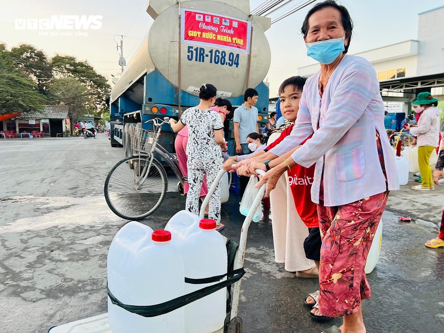 Hạn mặn ở Tiền Giang: Người dân đội nắng, thức đêm chở từng can nước miễn phí - 8