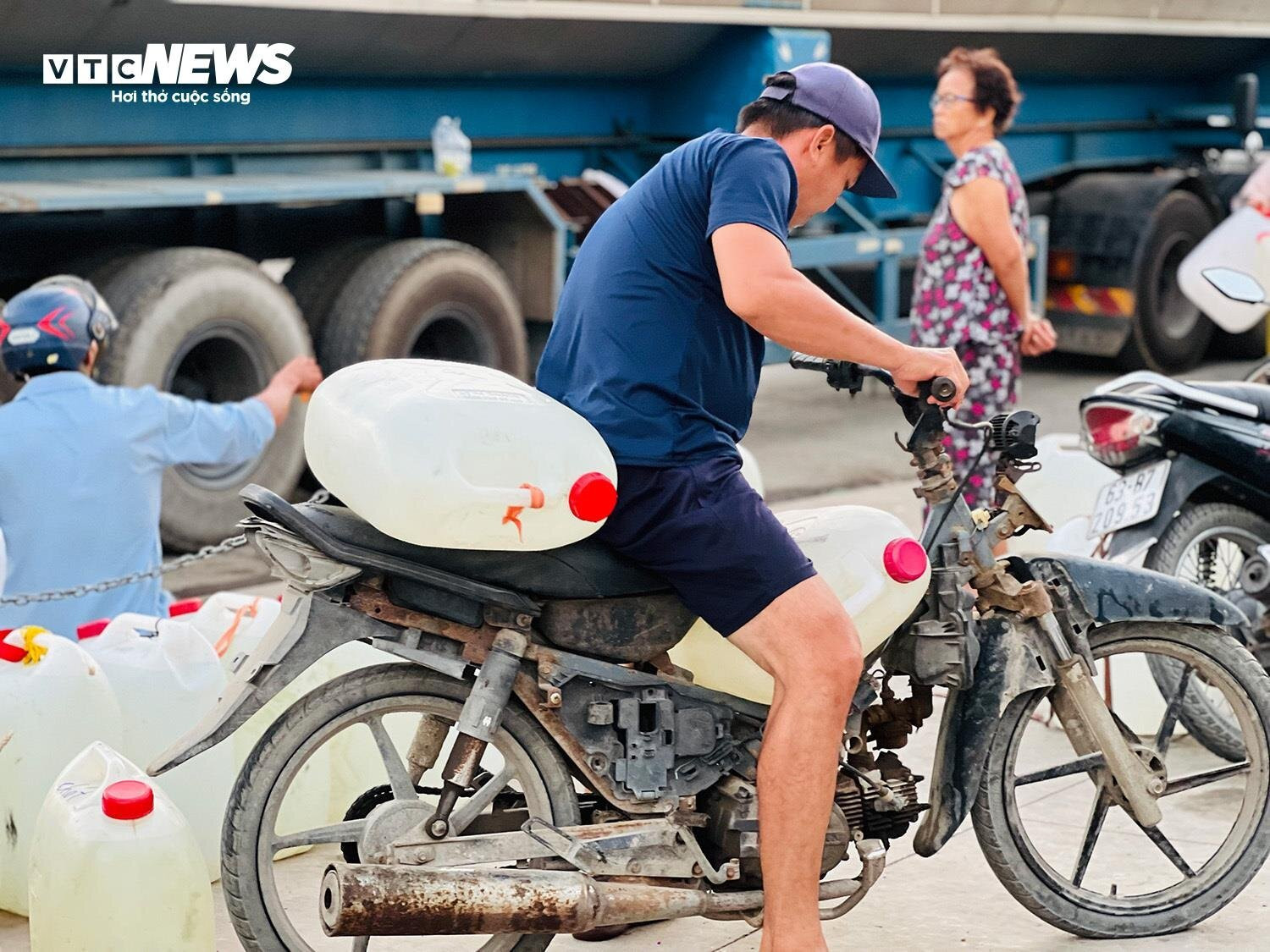 Hạn mặn ở Tiền Giang: Người dân đội nắng, thức đêm chở từng can nước miễn phí - 9