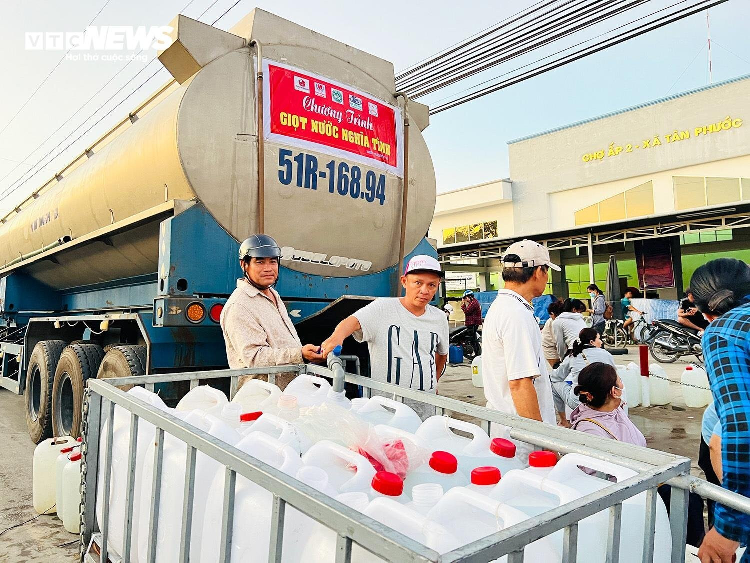 Hạn mặn ở Tiền Giang: Người dân đội nắng, thức đêm chở từng can nước miễn phí - 7